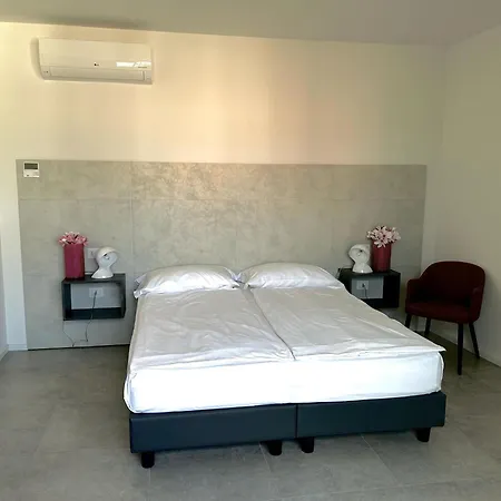 Villa San Zeno Rooms-3