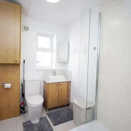 Lovely 1-Bedroom Flat In London Near Blackhorse Rd-3