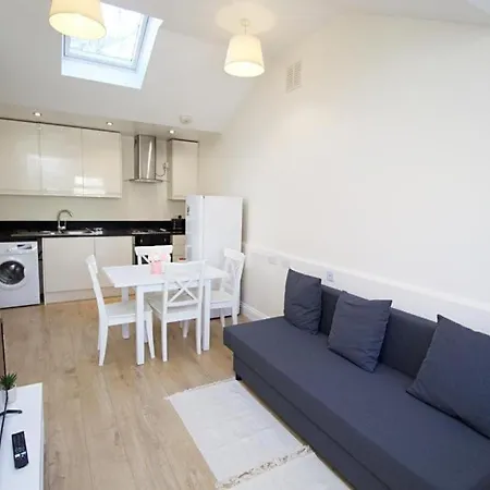 Lovely 1-Bedroom Flat In London Near Blackhorse Rd-2