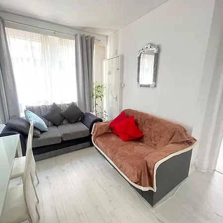 Lovely 2 Bed Flat 2 Floor Miles-3