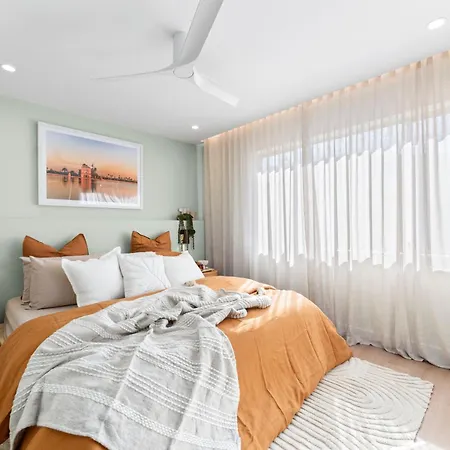 2Br Plus Free Parking - Airport Luxury Retreat-3
