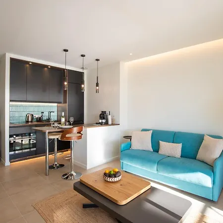 Modern 1-Bedroom Apartment With Sea View On La Croisette-3