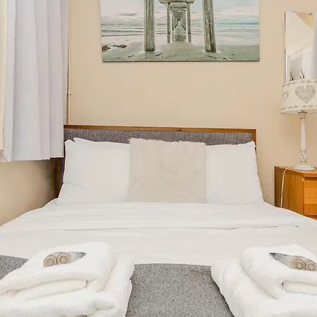 Large & Comfortable Room In A Vintage Victorian House-2