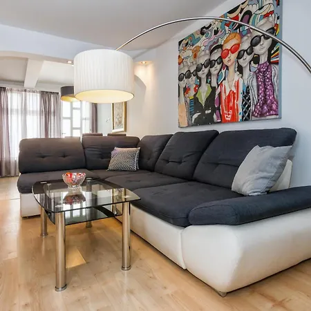 Relaxing 2Bd Apartment, Ground Floor - Walk To Old Town-3
