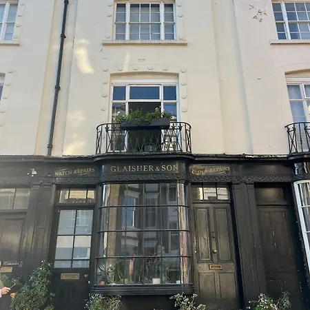 Spacious Heritage Flat-3