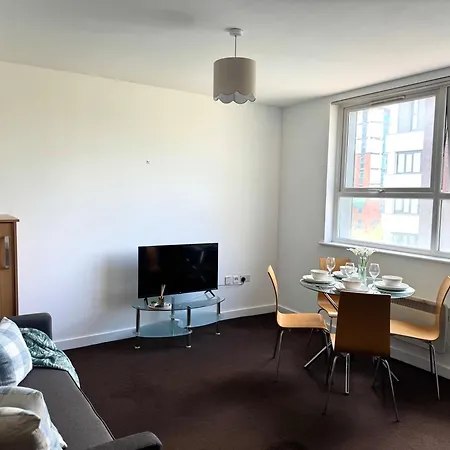 Chic Trafford Apartment, Private Underground Parking, Fast Wi-Fi, Self Check-In Anytime, 5 Mins To Old Trafford Stadium-3