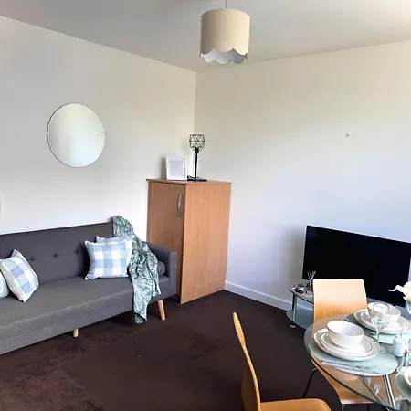 Chic Trafford Apartment, Private Underground Parking, Fast Wi-Fi, Self Check-In Anytime, 5 Mins To Old Trafford Stadium-2