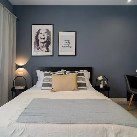 Chic Black & White 2Br Retreat On Dambovitei-2