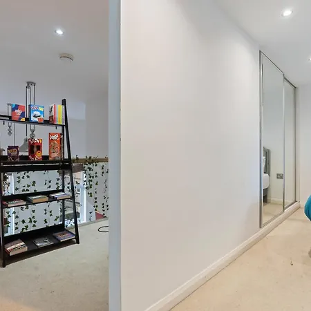 Sleeps 6 1 Bed With Loft 5Mins To Stations-3