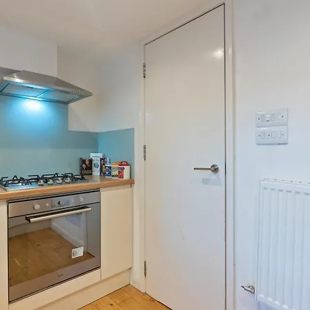 Sleeps 6 1 Bed With Loft 5Mins To Stations-2