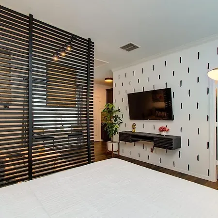 Heights Oasis - Chic Houston Heights Private Studio-2