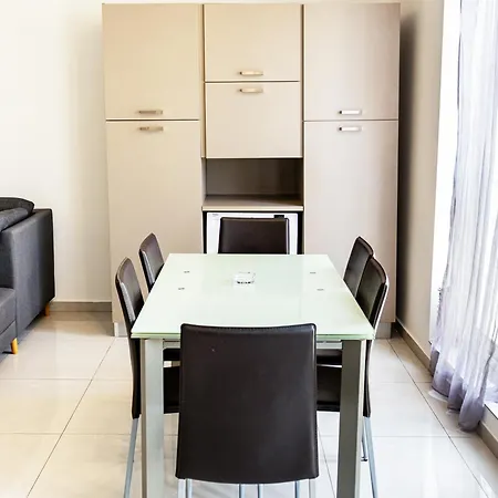 Spacious & Bright Apartment In Sliema Near Shops And Sea-2