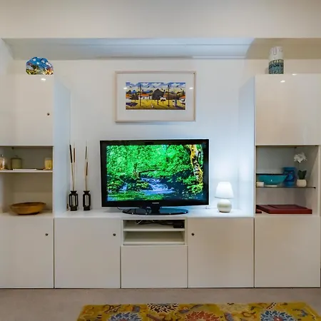 Long-Term Listing - Oversized Potts Point Studio-2