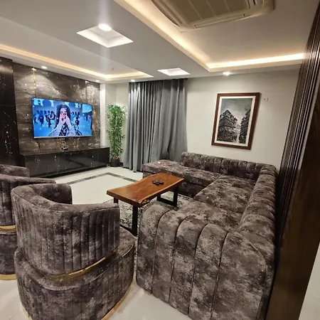Great Experiences Are Just Around The Corner Luxury Gold Crest Mall Apartments By Hba-3