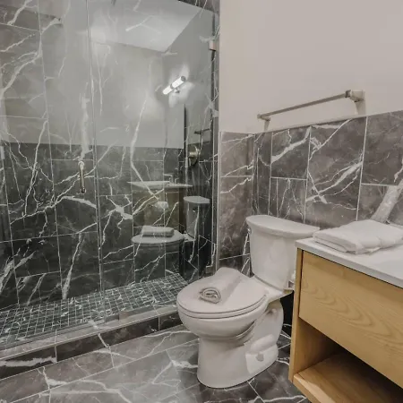Charming 1 Bedroom Apt Laundry In Unit-3