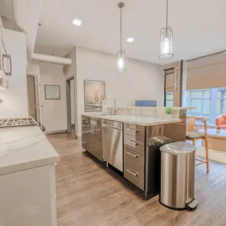 Luxury 2 Bedroom Apt-3