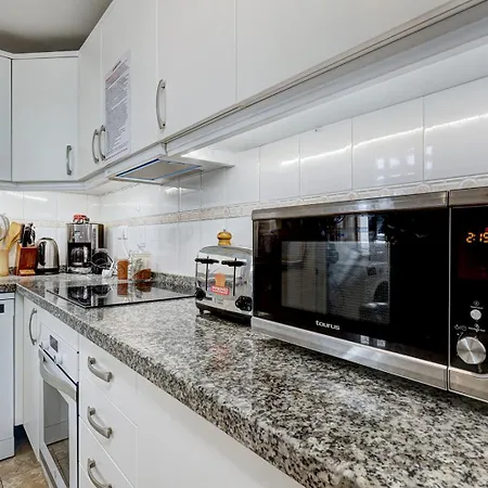 Quality Apartment Sleeps 8 Airconditioned Underground Parking Ultra Fast Wifi-2