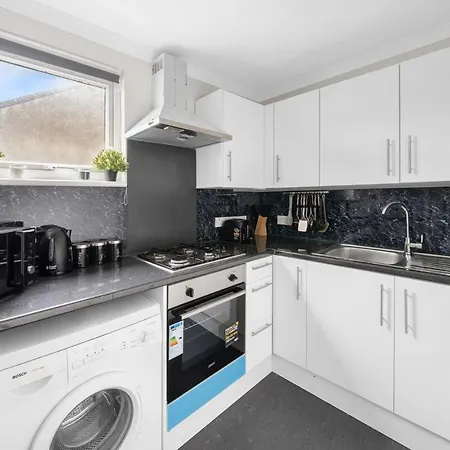 Centrally Located Flat By Golden Service Accommodation Short Term Rental Forest Gate-2