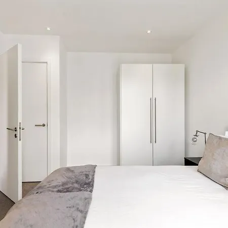 Luxury 2 Bed Apt In Olympic Village-2