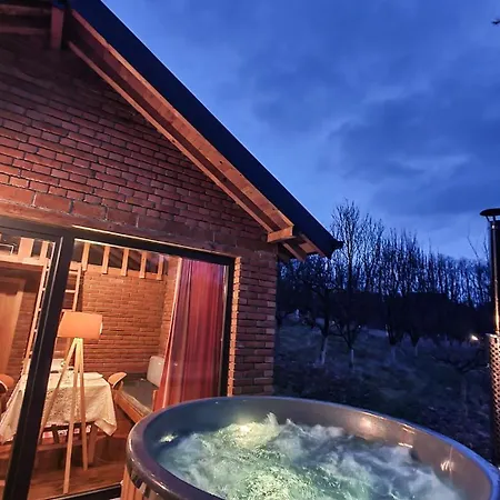 Peaceful Villa With Hot Tub - Jacuzzi-3