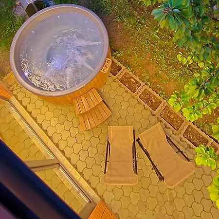 Peaceful Villa With Hot Tub - Jacuzzi-2