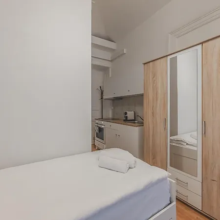 Walk To Old Town Flat, Kitchen, New Bathroom-2
