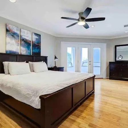 Spacious And Stylish Home By The Galleria-3