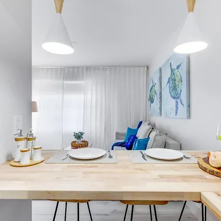 Spacious Apt 2 Blocks To Beach And Collins Park-2