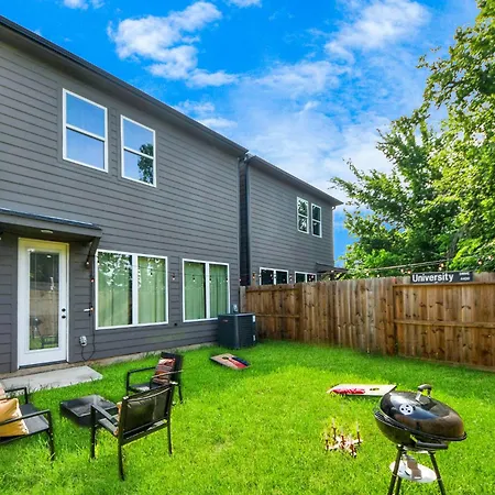 Stylish & Cozy Mins To Downtown With Backyard-2