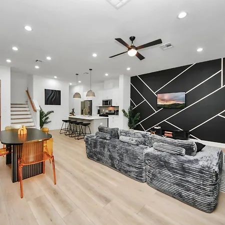 Stylish & Cozy Mins To Downtown With Backyard-3