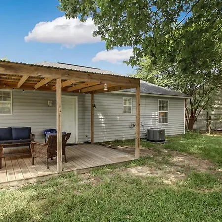 Covered Patio, Yard & Grill Near Historic District-3
