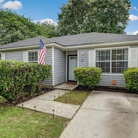 Covered Patio, Yard & Grill Near Historic District-2