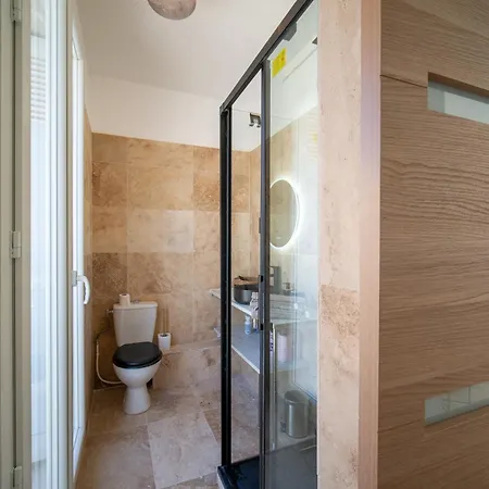 Appartement Tout Equipe 2 A 4 Couchages Au Coeur Du Vieux Port Panier-2