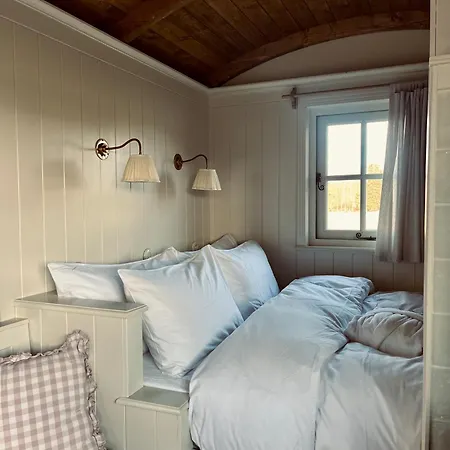The Green Shepherd, A Charming Authentic Cabin Surrounded By Beautiful Countryside-3
