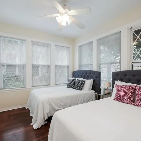 438M- 3 Bedroom Apt With Free Parking On Premises And Coffee-2