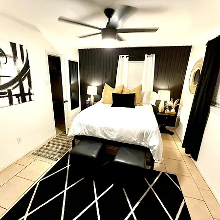 Pristine Full Sized Montrose Apartment Half Block To Menil Museum-2