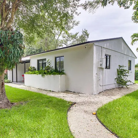 5 Mi To Beach: Group Getaway W/ Yard In Miami-3