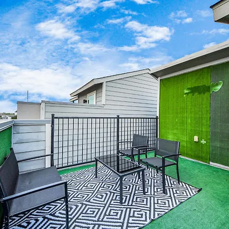 Amazing Rooftop! Downtown Skyline Views!!! Sleeps 15-3
