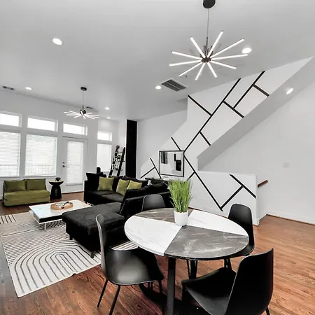 Amazing Rooftop! Downtown Skyline Views!!! Sleeps 15-2