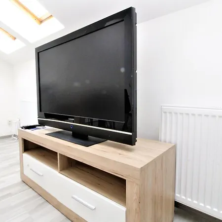 Light-Filled 4-Bedroom Attic Flat With Air Conditioning-2