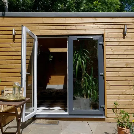 Spacious Cabin London Canary Wharf Free Parking B&B-2