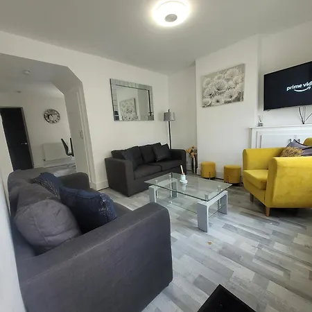 Ipswich 2-Bed Home Near Marina & Town - Free Parking-3