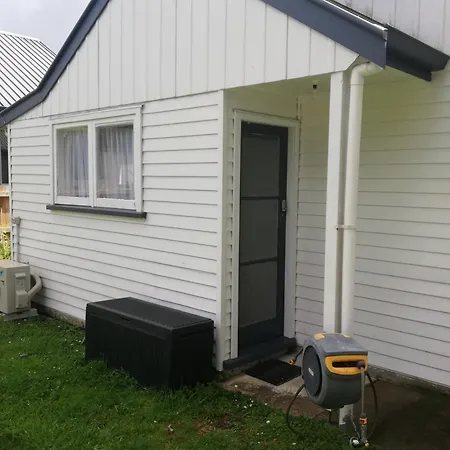 Songbird Sleepout With Bathroom And Mini Kitchenette-3