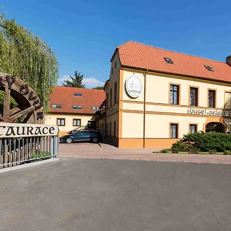 Hotel Selsky Dvur - Bohemian Village Courtyard-2