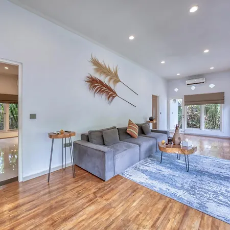 Spacious Villa With Pool & Garden - Central Location-2
