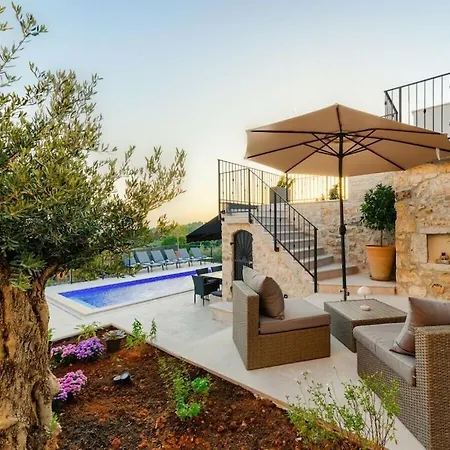 Villa In Mugeba With Swimming Pool-3