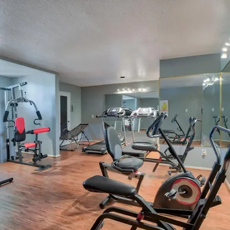 Bright And Spacious Townhome Near Parks And Dining-2