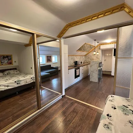 Central Park Street Apt-3