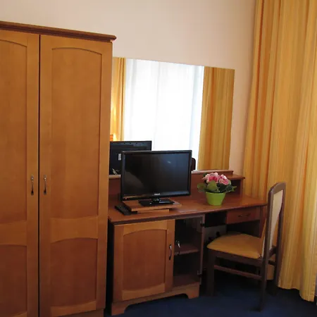 Residence Dykova - Former Pension Jana, Domov Mladeze-2