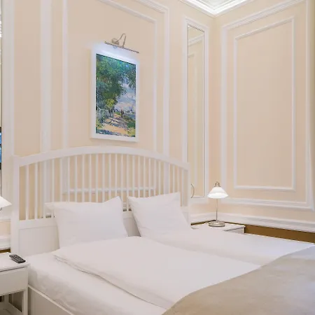 Revelton Suites Karlovy Vary-3